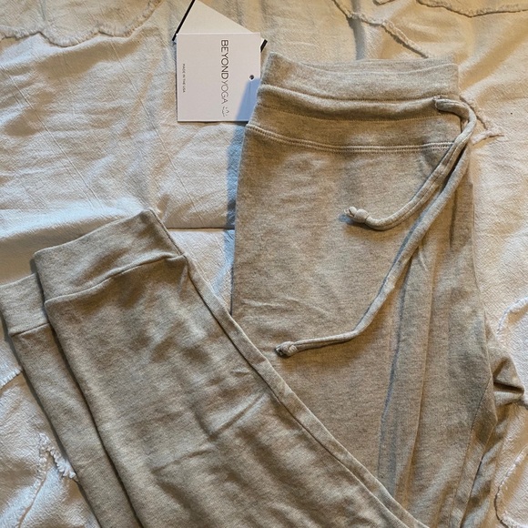 Beyond Yoga Luxe Lounge Around Jogger M NWT - Picture 1 of 2